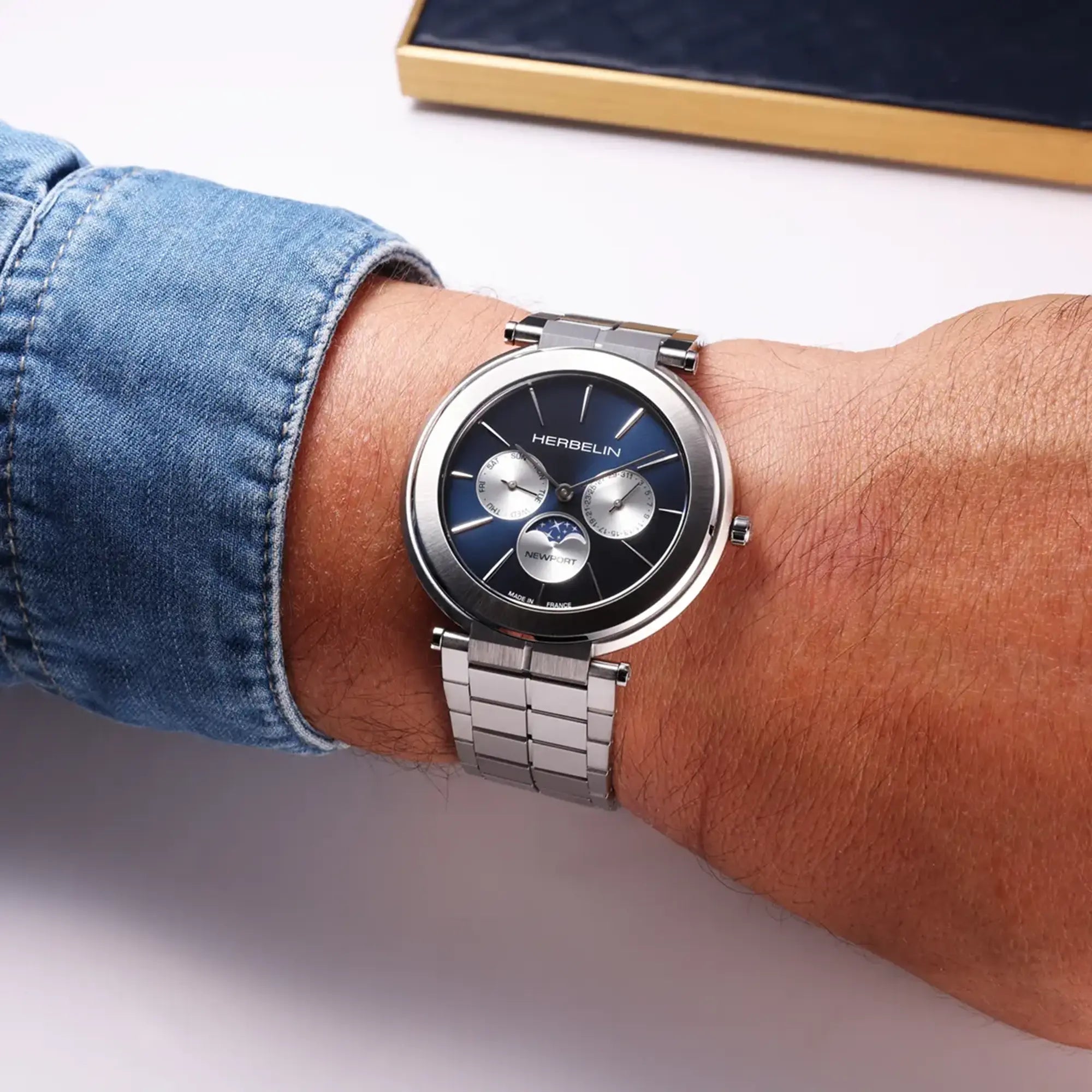 Au poignet masculin, cadran bleu et bracelet cuir visibles