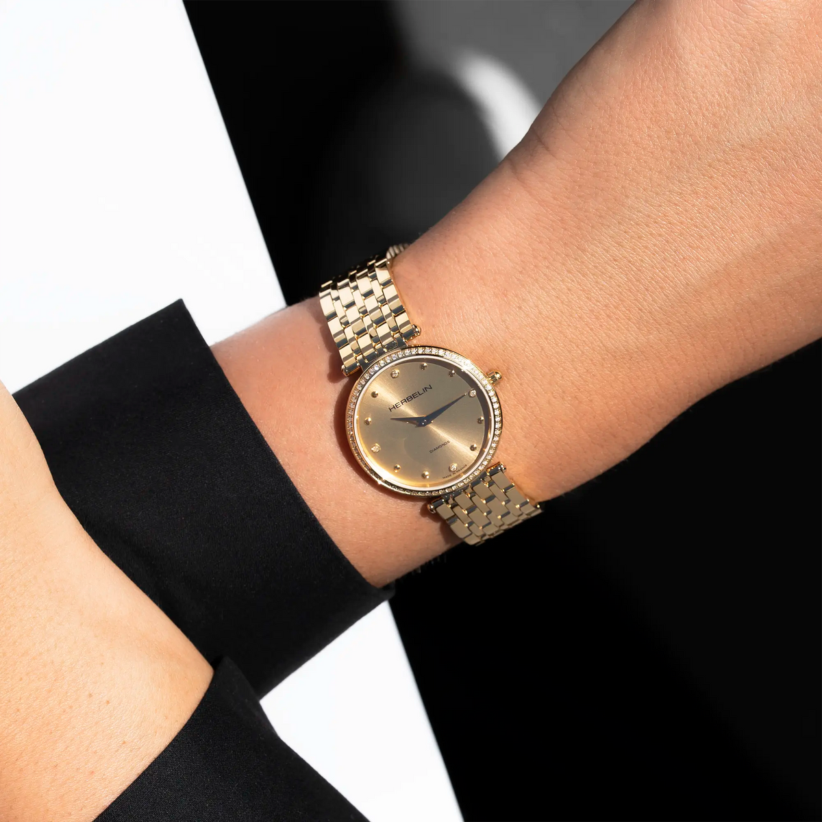 Autre vue au poignet féminin, cadran champagne et bracelet acier PVD or jaune visibles