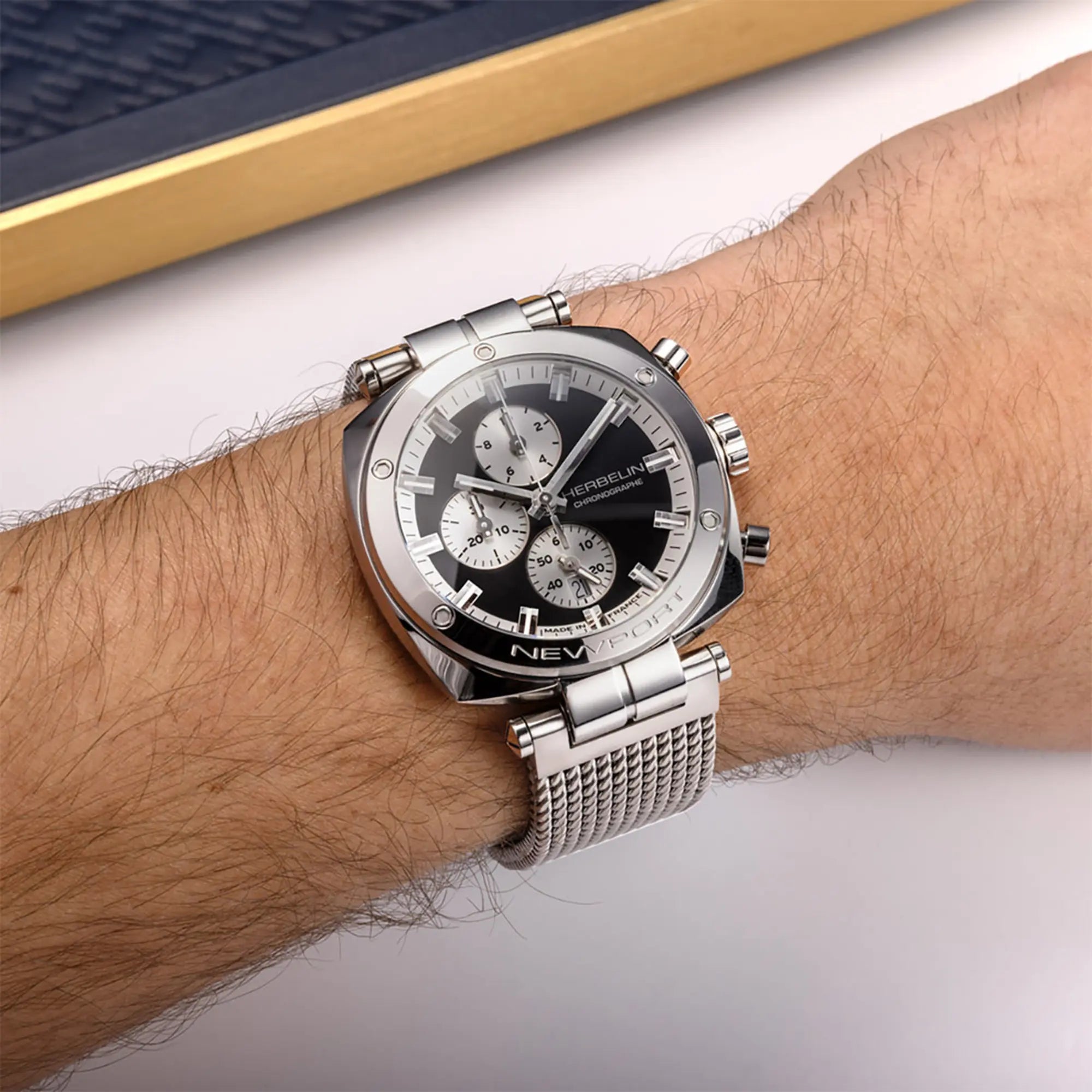 Au poignet masculin, cadran noir et bracelet acier visibles