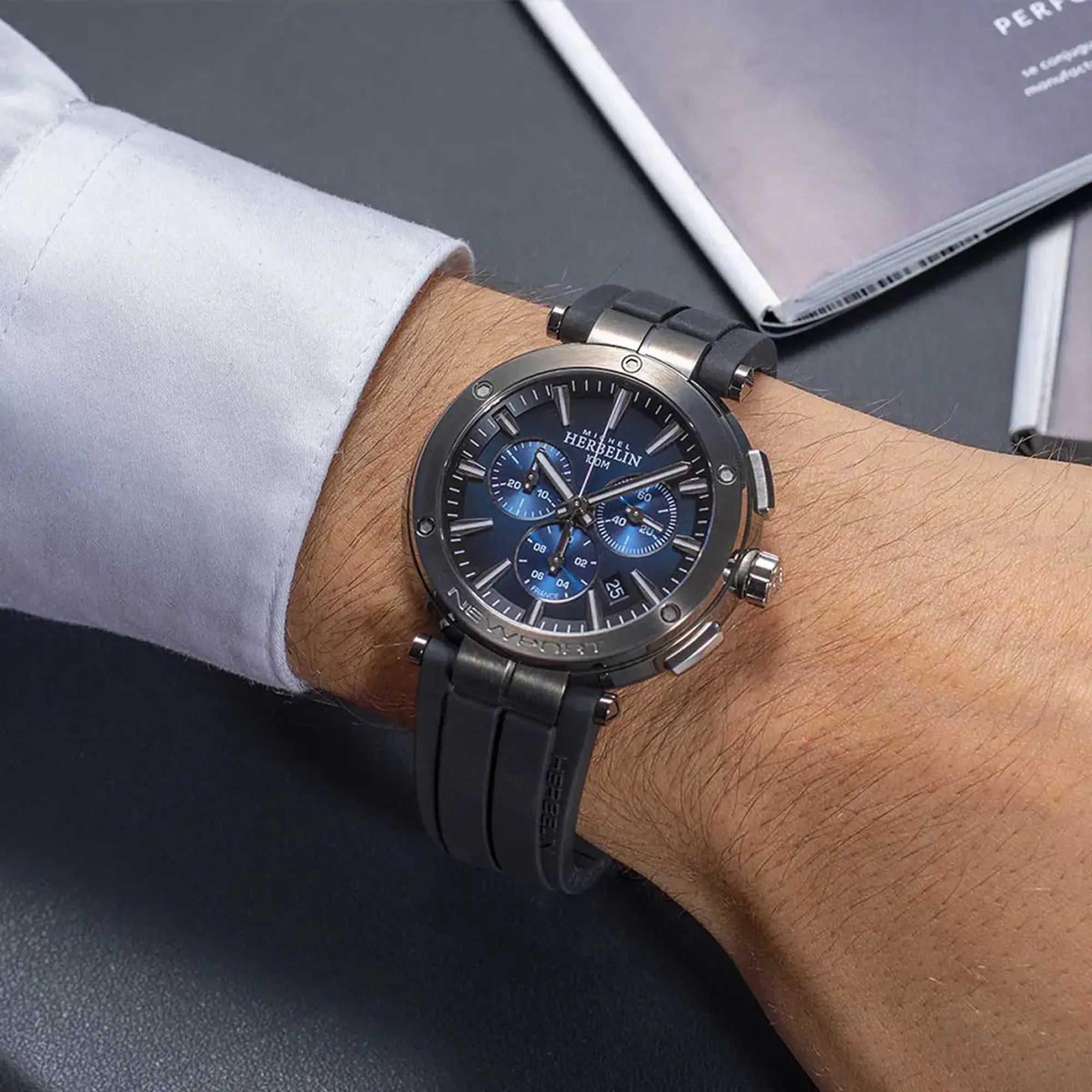 Au poignet masculin, cadran bleu dégradé et bracelet caoutchouc visibles