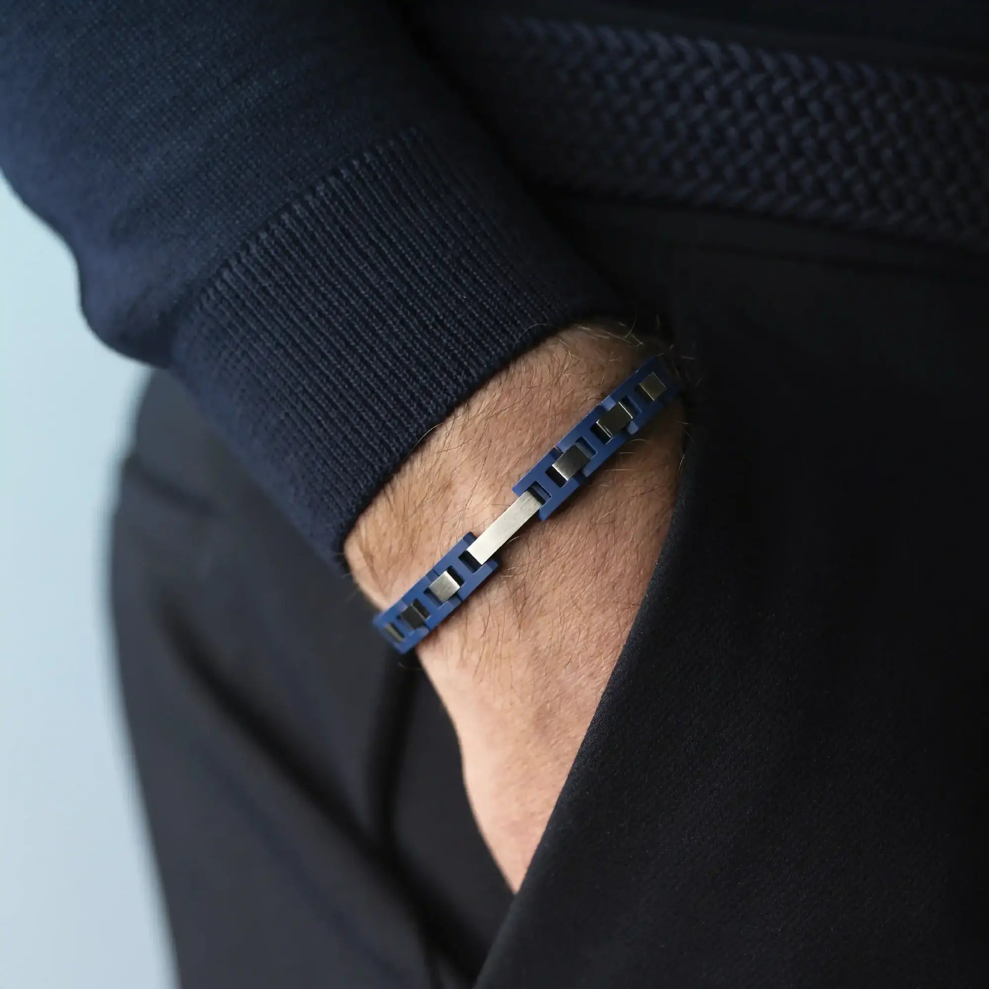 Bracelet porté au poignet masculin, céramique visible