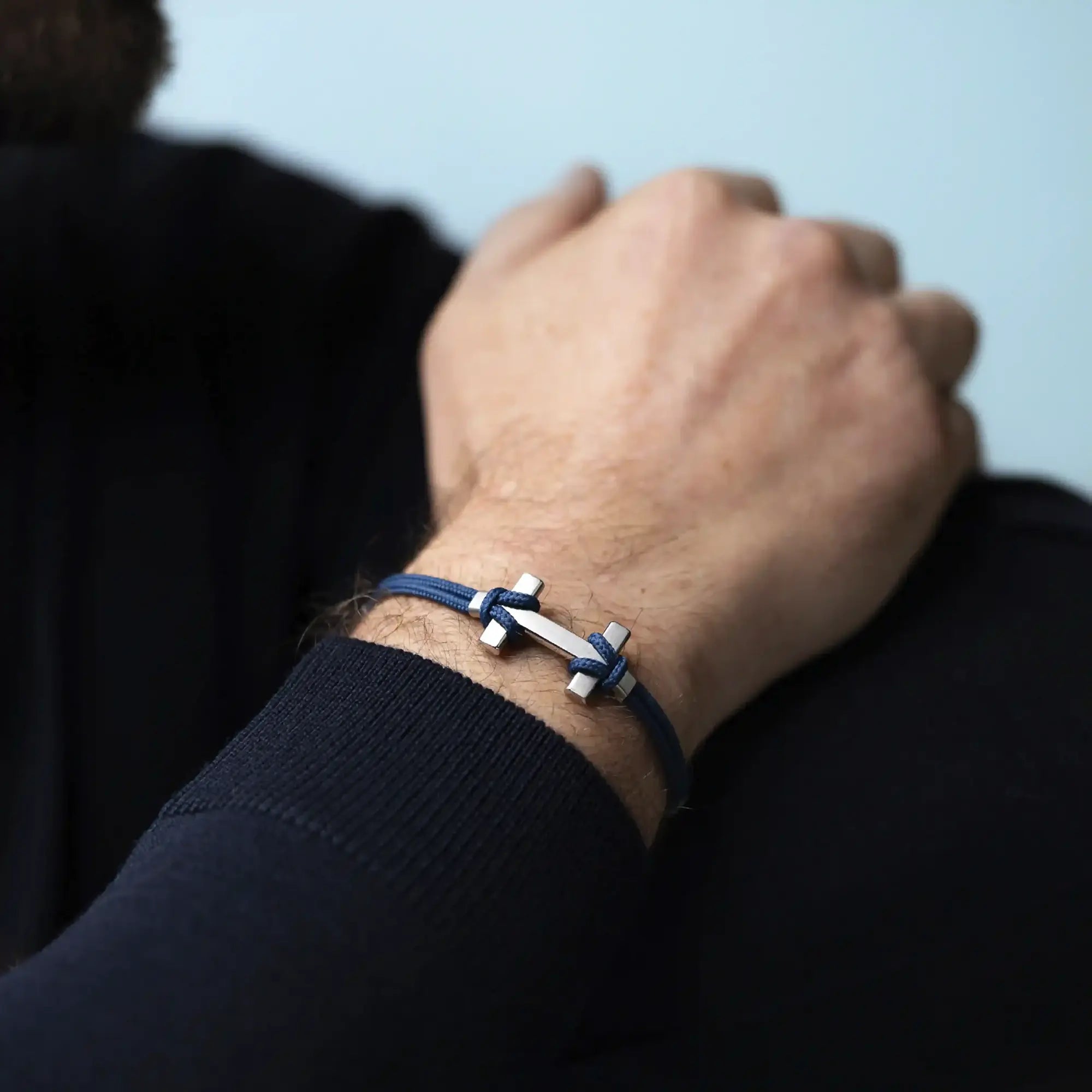 Bracelet porté au poignet, acier visible