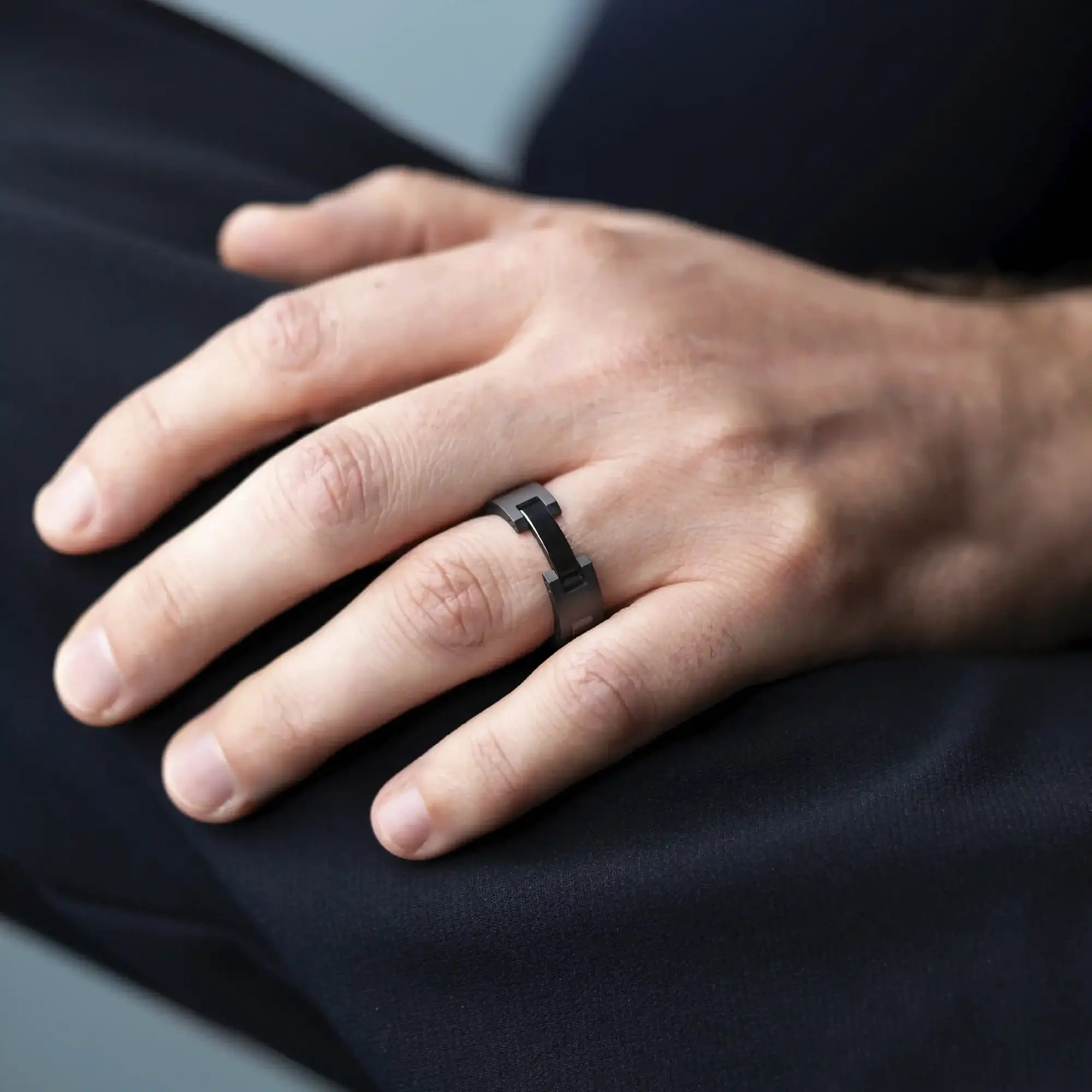 Ring båret på en finger, keramik synligt