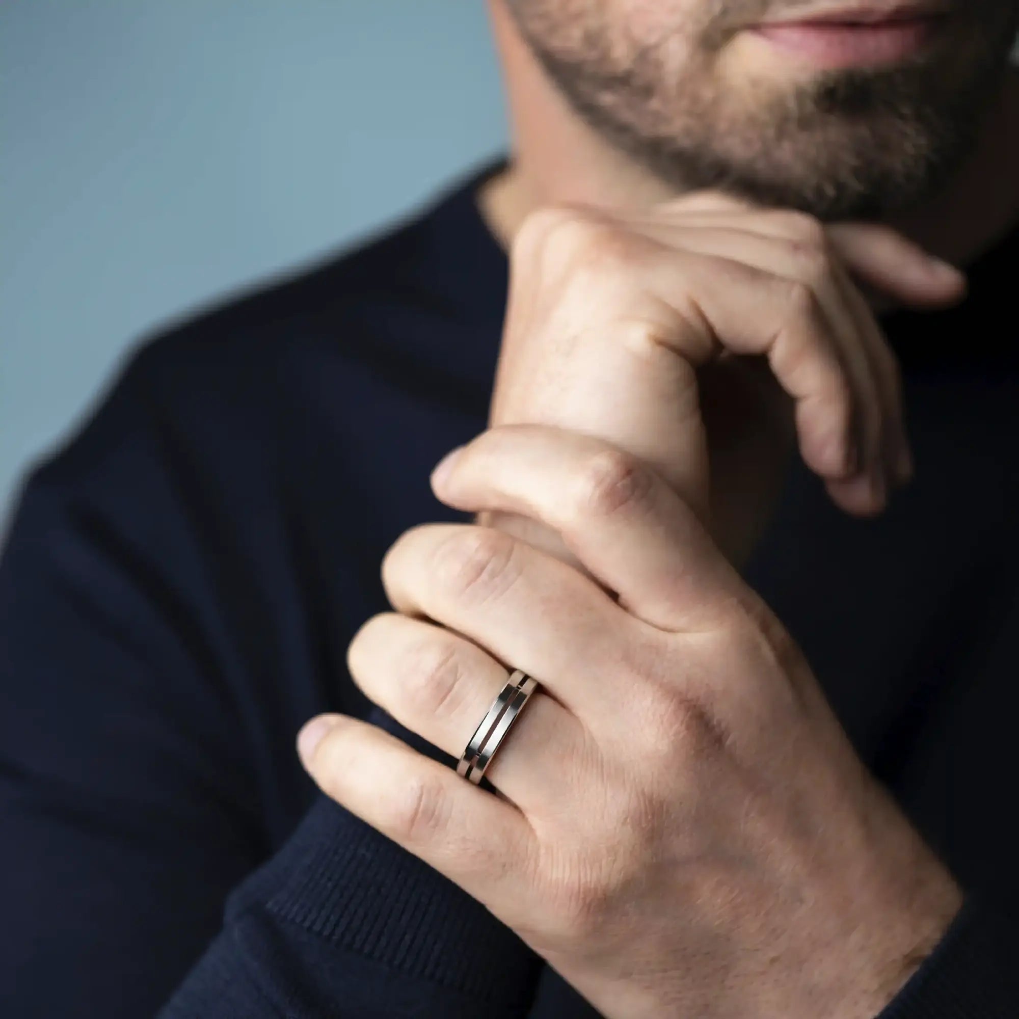Ring båret på en mandsfinger, stål synligt