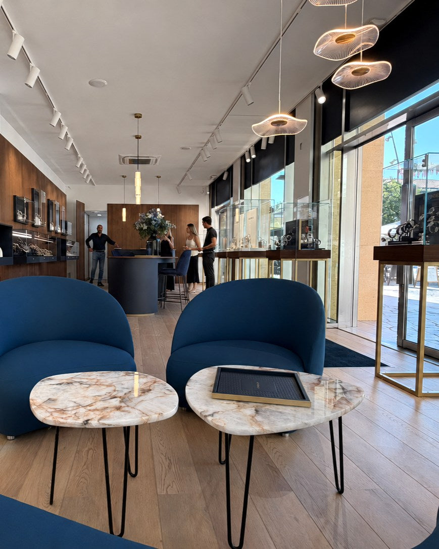 Boutique HERBELIN Aix-en-Provence : espace salon et vitrines murales