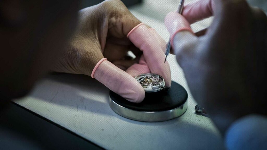 Horloger Herbelin controlant le mouvement d une montre