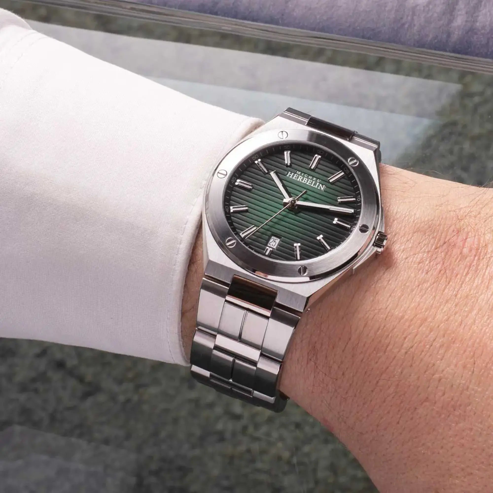 Au poignet masculin, cadran noir et bracelet acier visibles