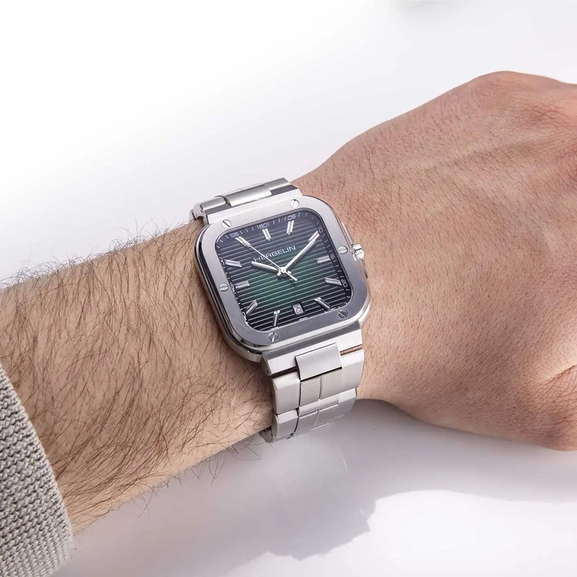 Au poignet masculin, cadran noir et bracelet acier visibles