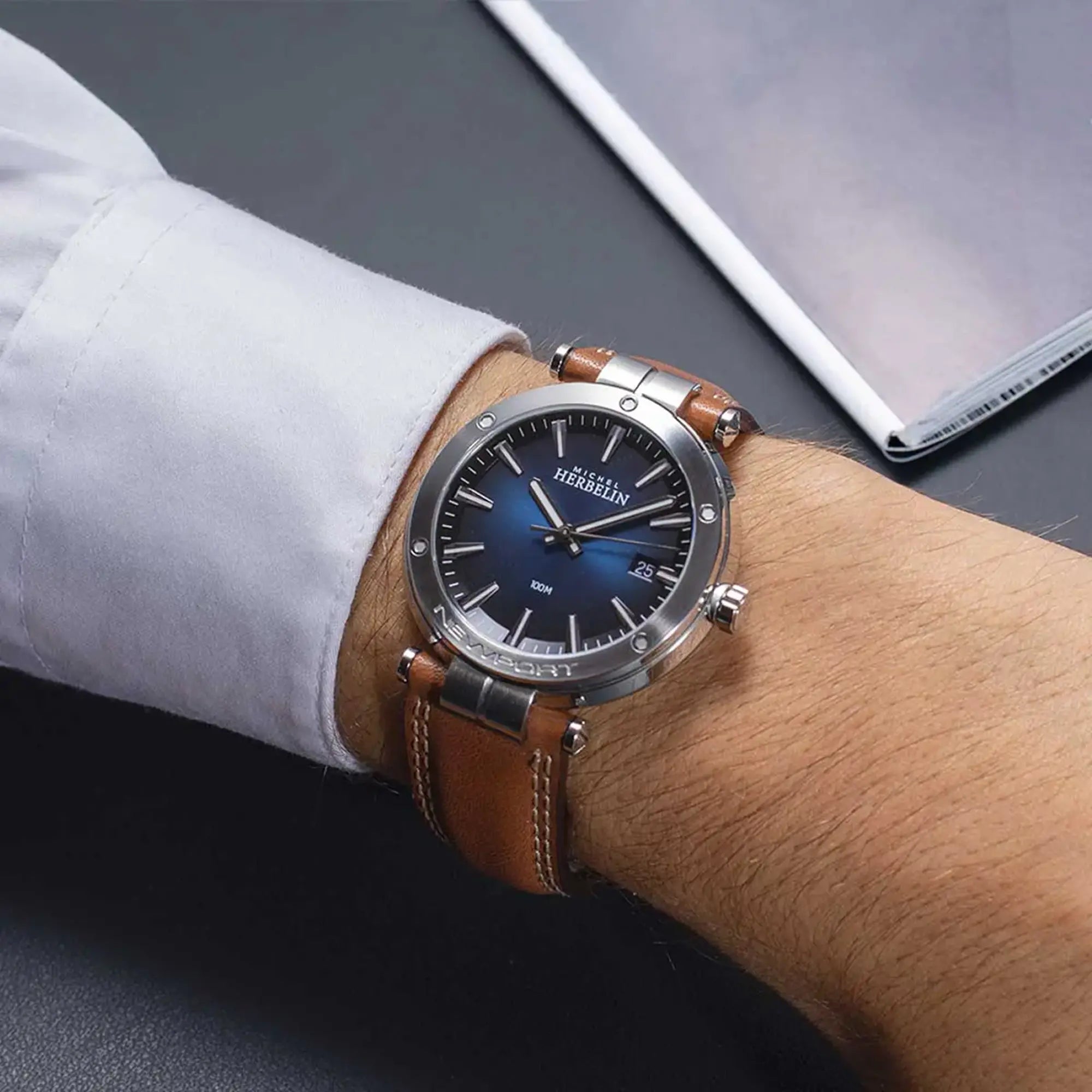 Au poignet masculin, cadran bleu dégradé et bracelet cuir visibles
