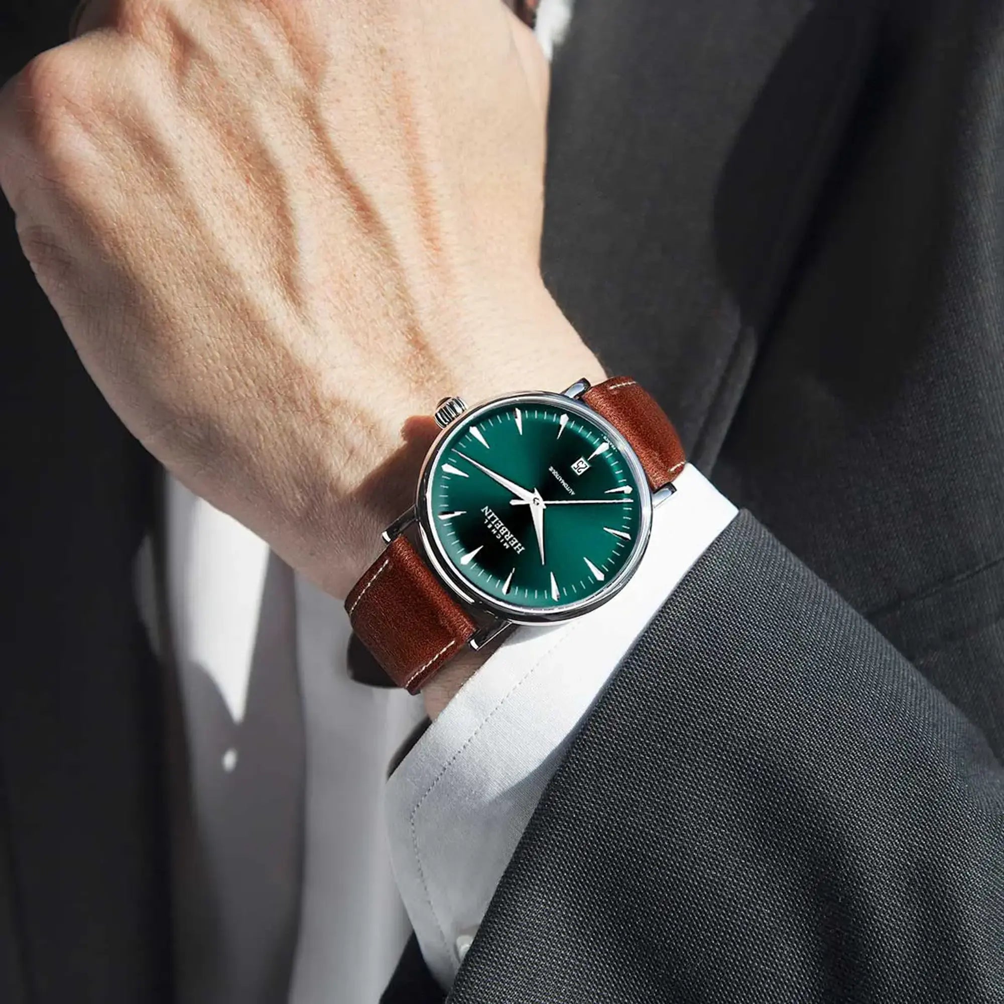 Au poignet masculin, cadran soleillé et bracelet cuir visibles