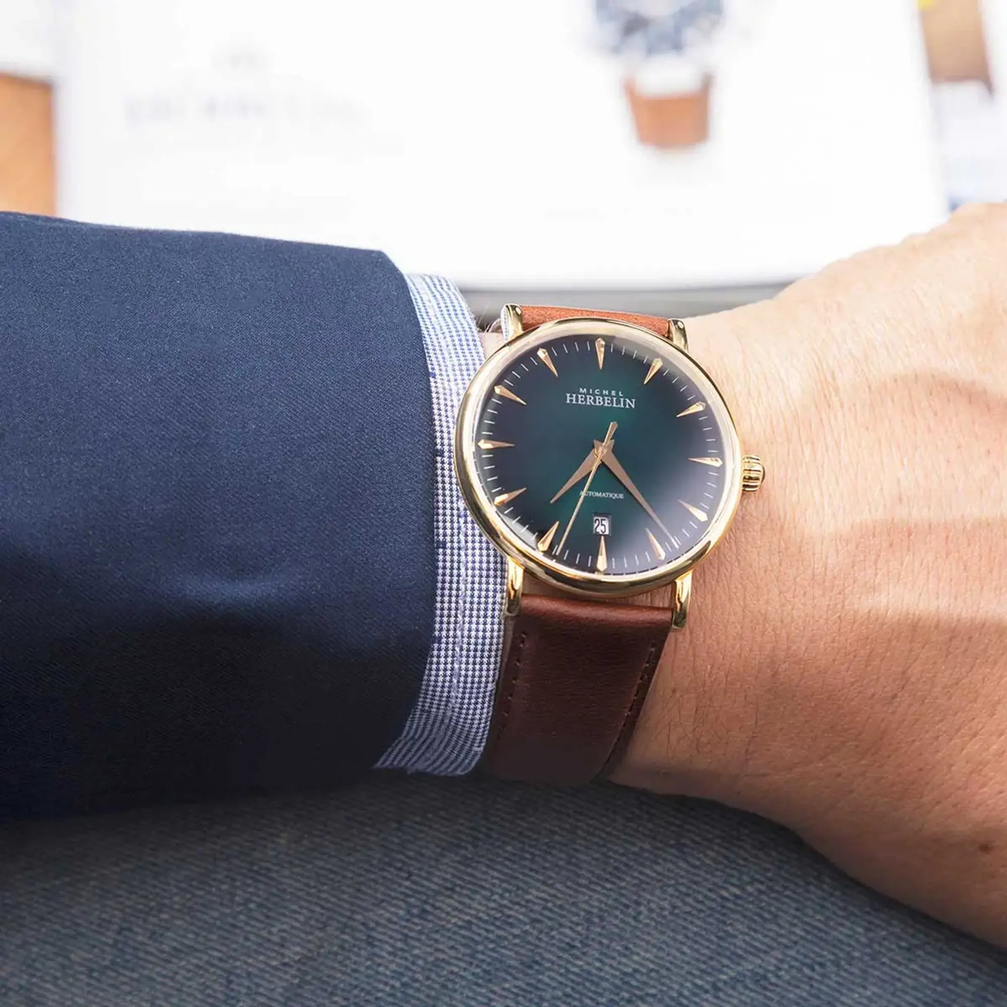 Au poignet masculin, cadran soleillé et bracelet cuir visibles