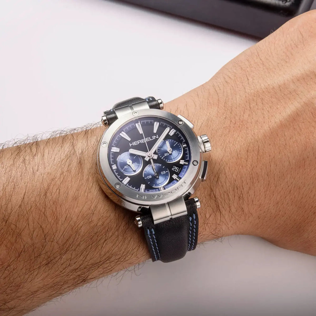 ⁣⁢Al polso maschile, quadrante nero opaco e bracciale in pelle visibili⁤⁣