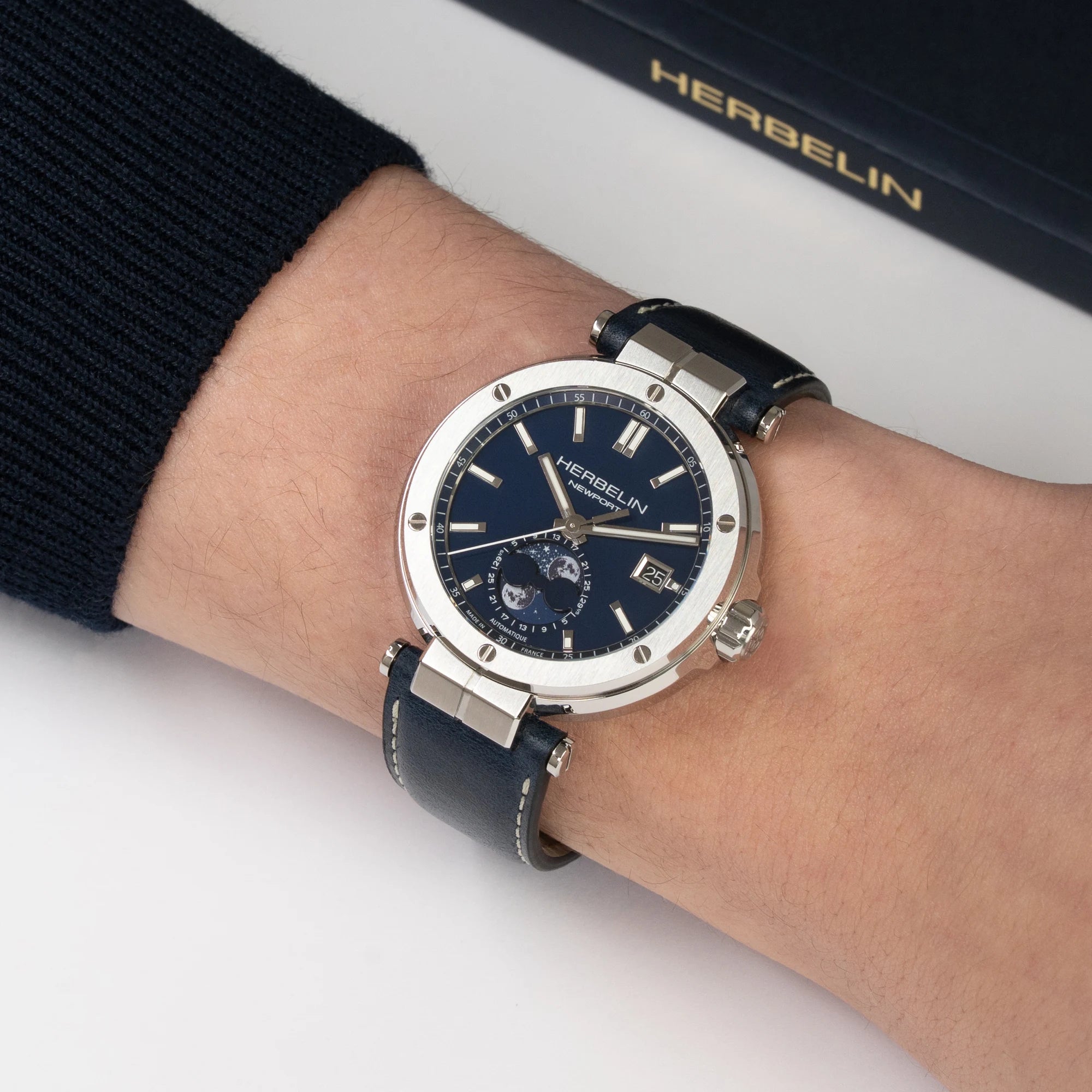 Au poignet masculin, cadran bleu et bracelet cuir bleu visibles