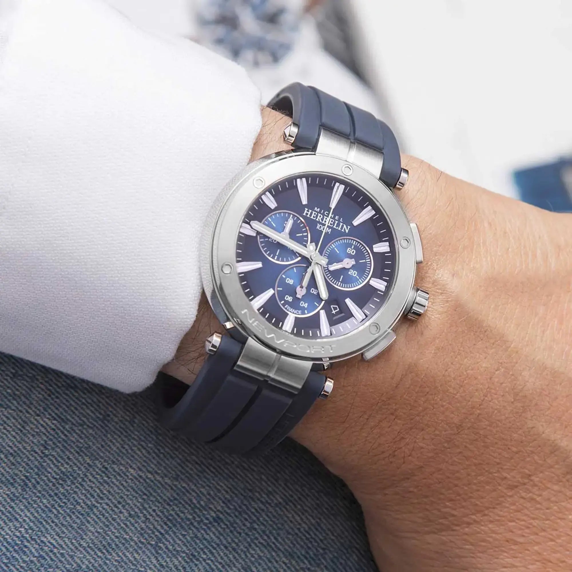 Au poignet masculin, cadran bleu dégradé et bracelet caoutchouc visibles