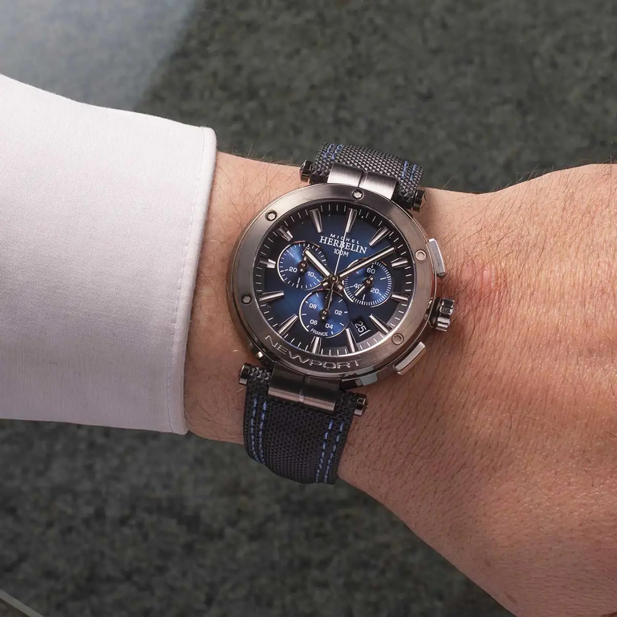 Au poignet masculin, cadran bleu dégradé et bracelet cuir visibles