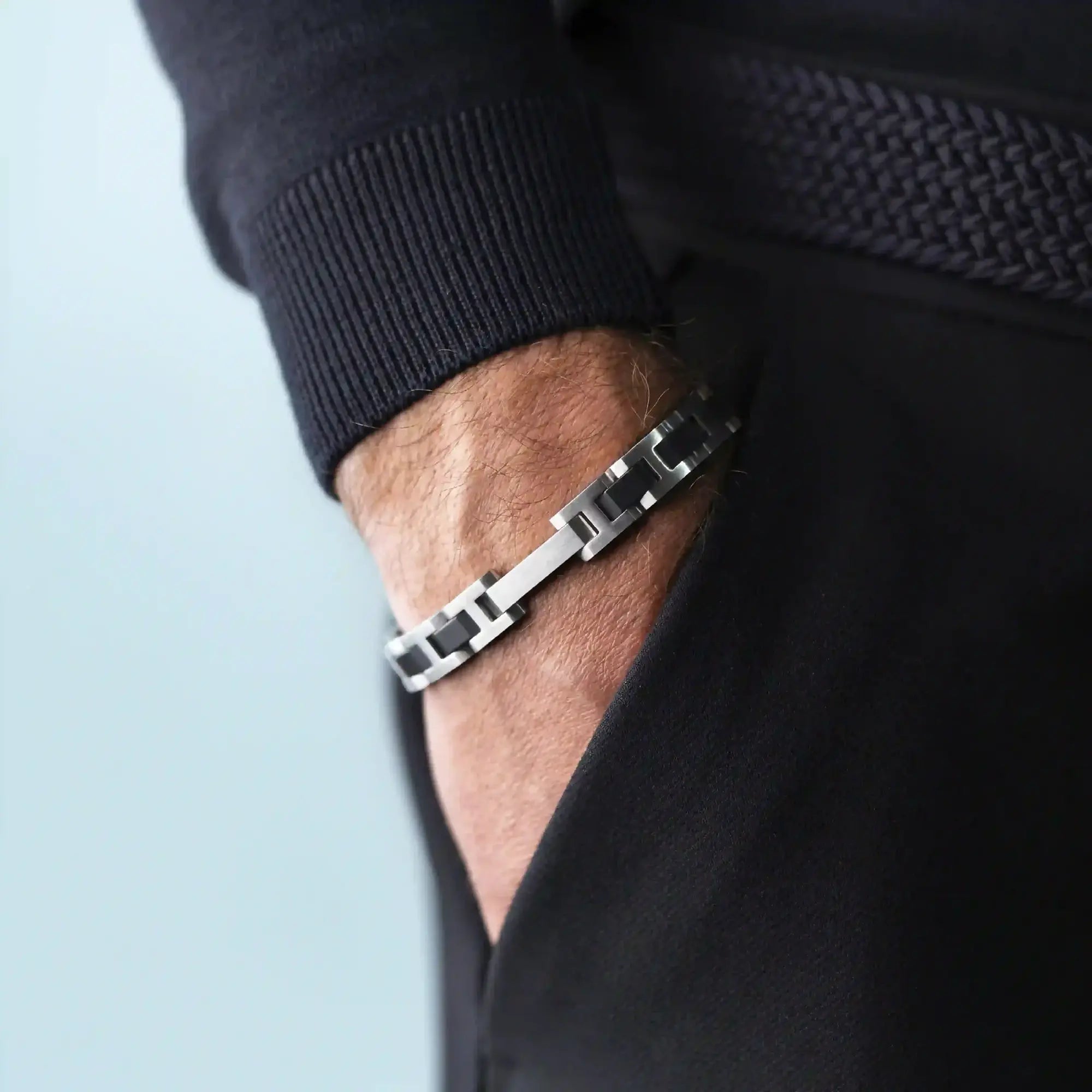 Bracelet porté au poignet masculin, céramique visible