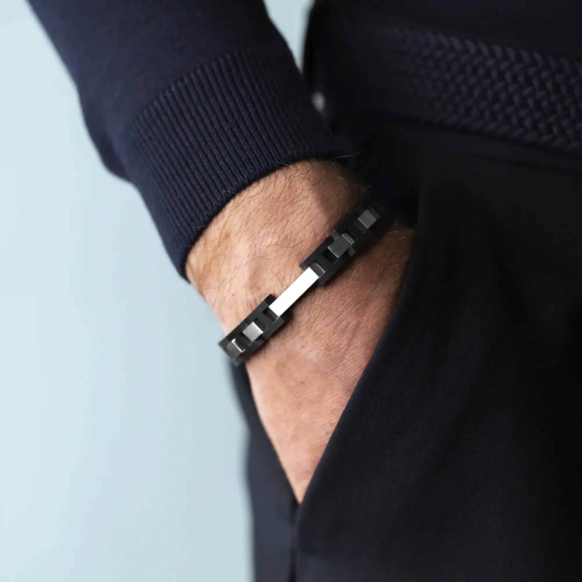 Bracelet porté au poignet masculin, céramique visible