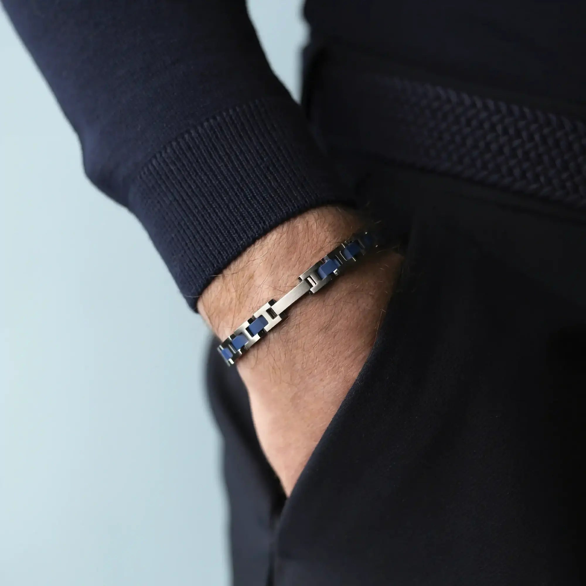 ⁣⁢Armbånd båret om et mandligt håndled, med synlig keramik⁤⁣