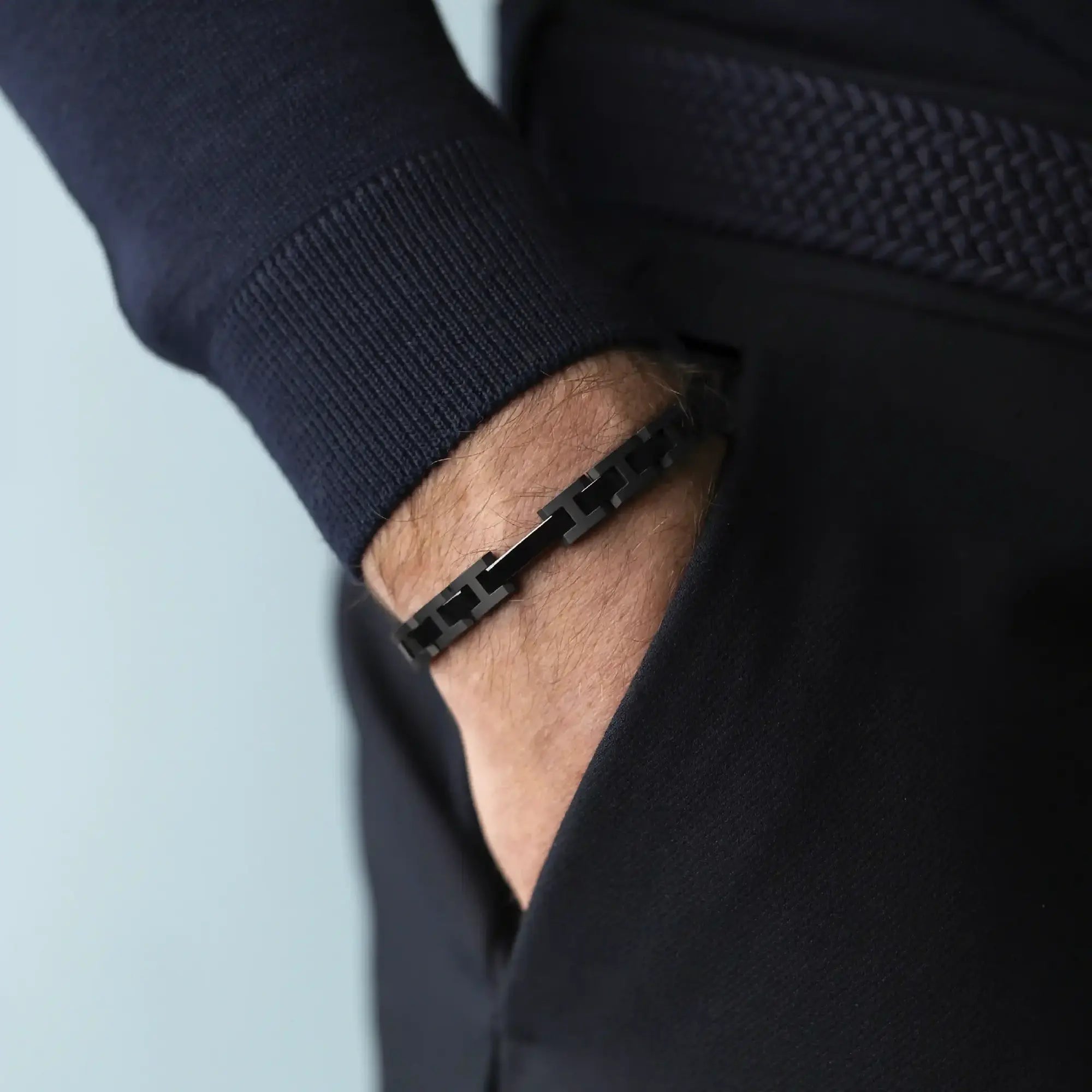 Bracelet porté au poignet masculin, céramique visible