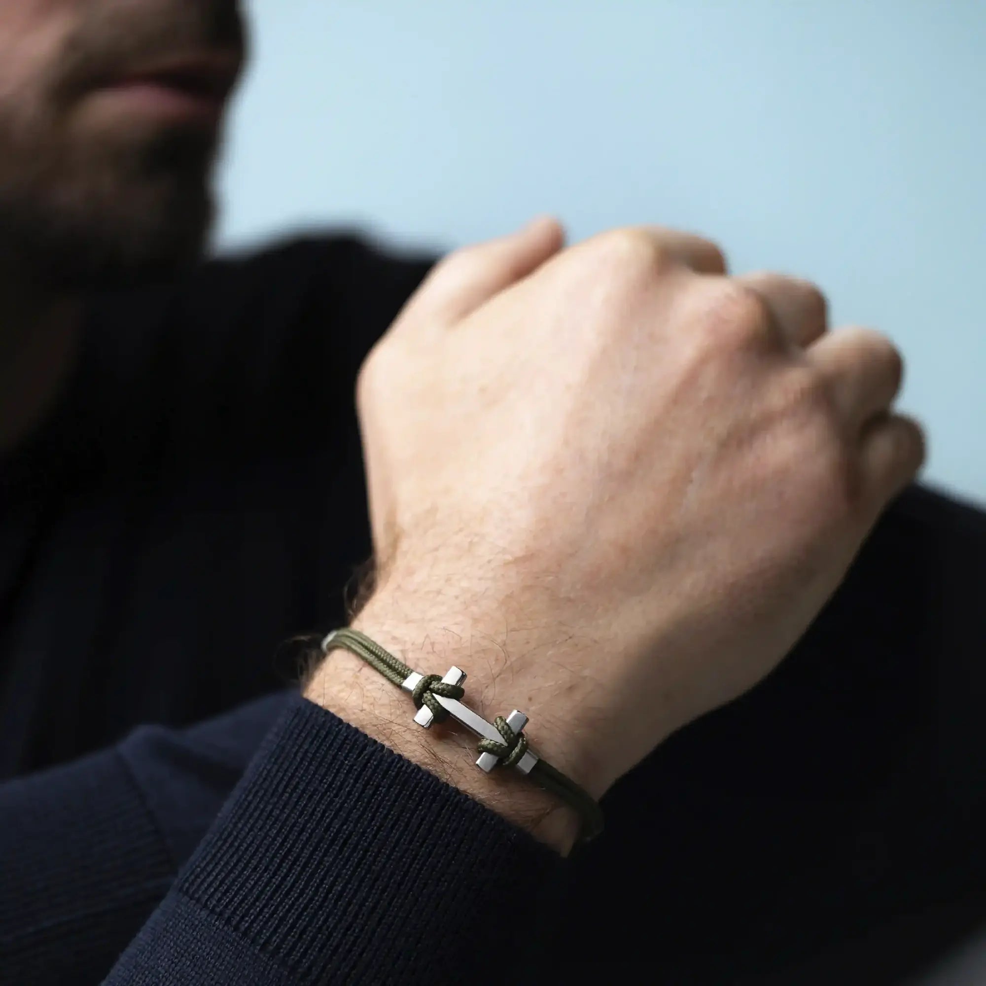 Bracelet porté au poignet masculin, acier visible