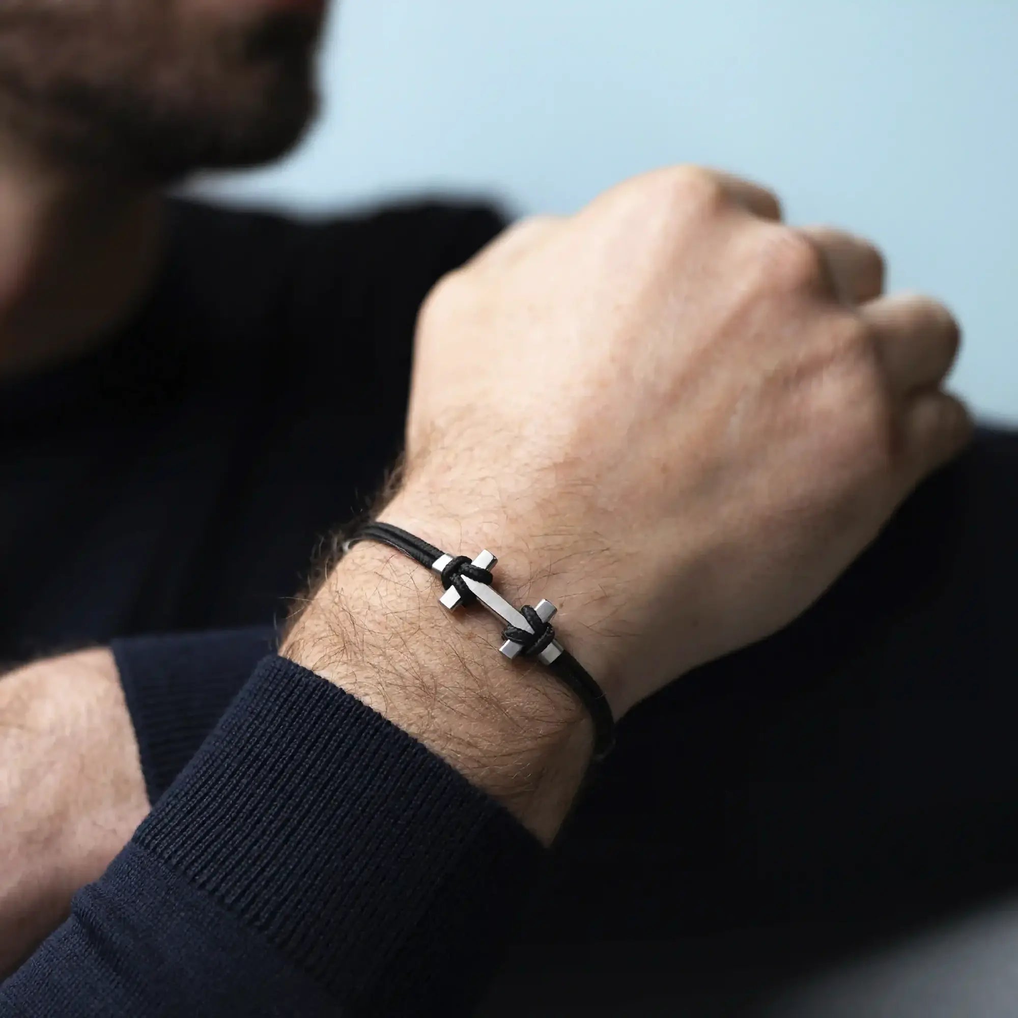 Bracelet porté au poignet masculin, acier visible