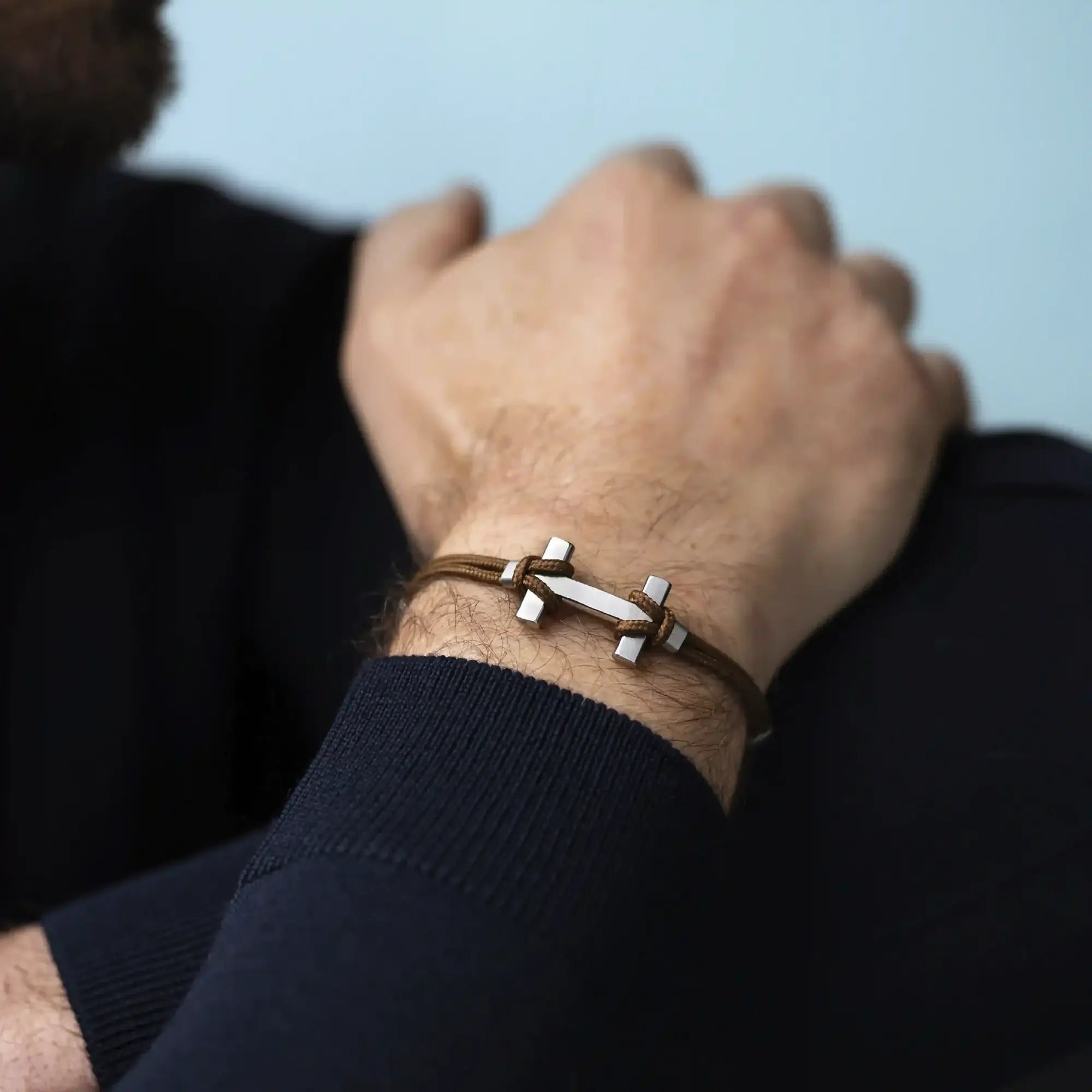 Bracelet porté au poignet masculin, acier visible