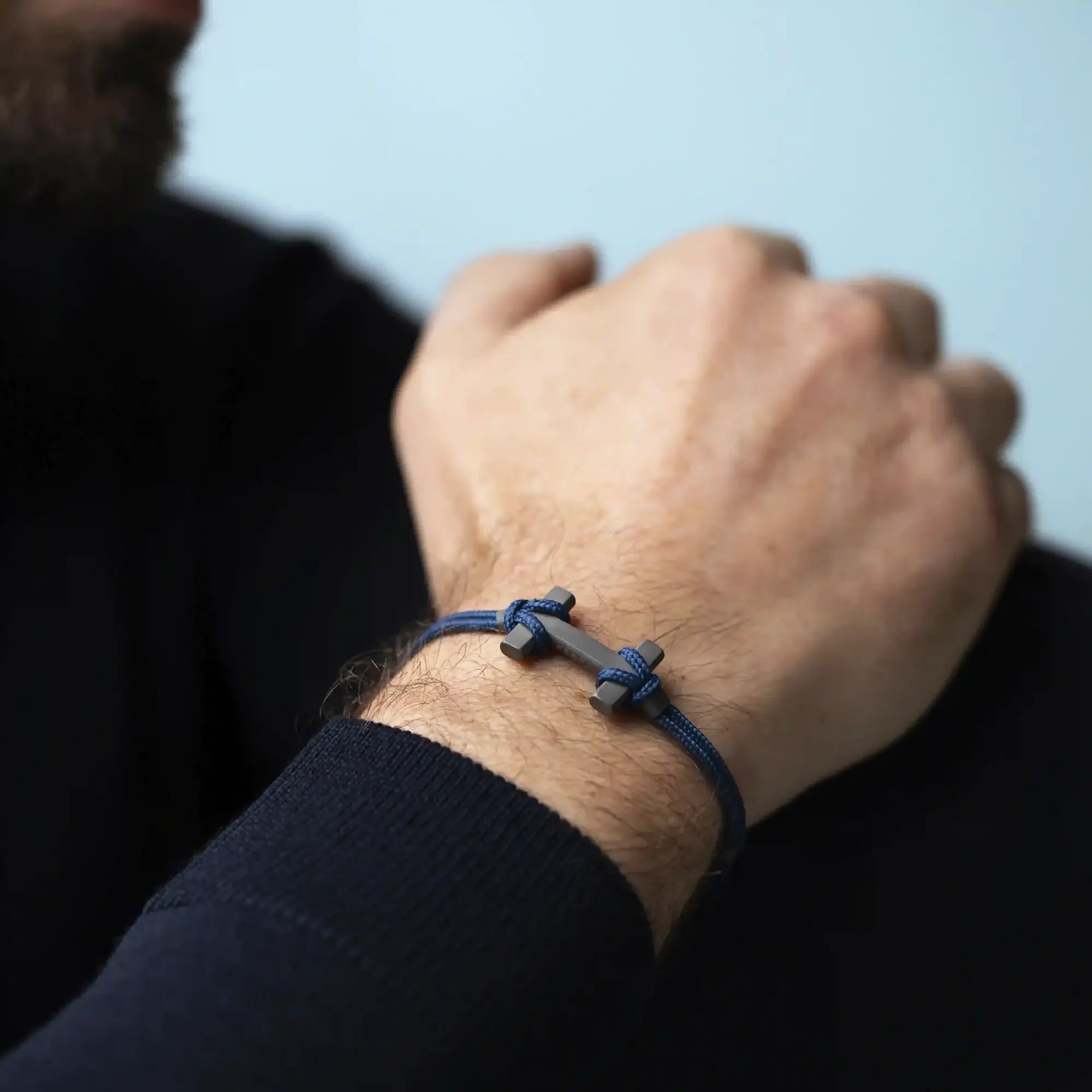 Bracelet porté au poignet masculin, titane visible