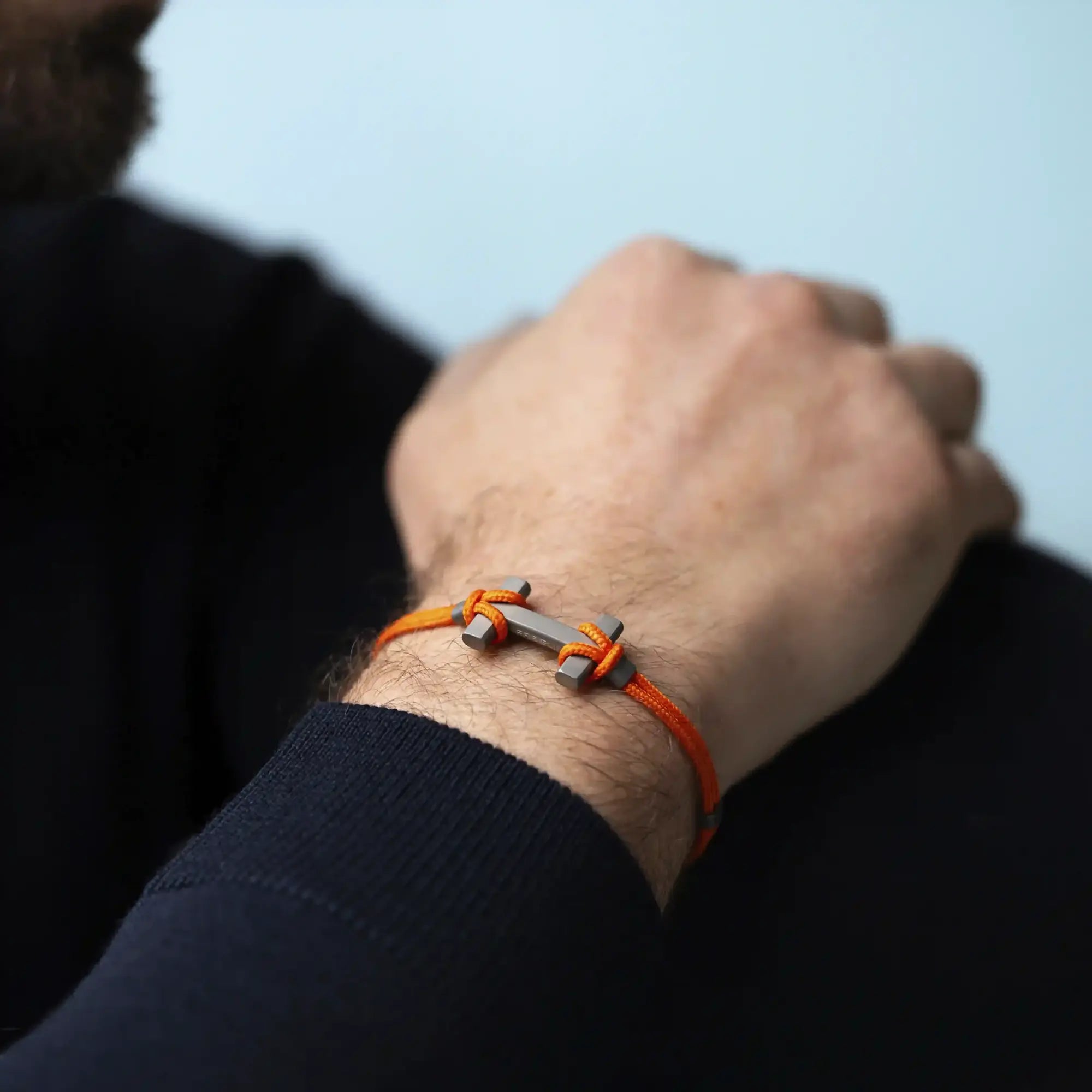 Bracelet porté au poignet masculin, titane visible