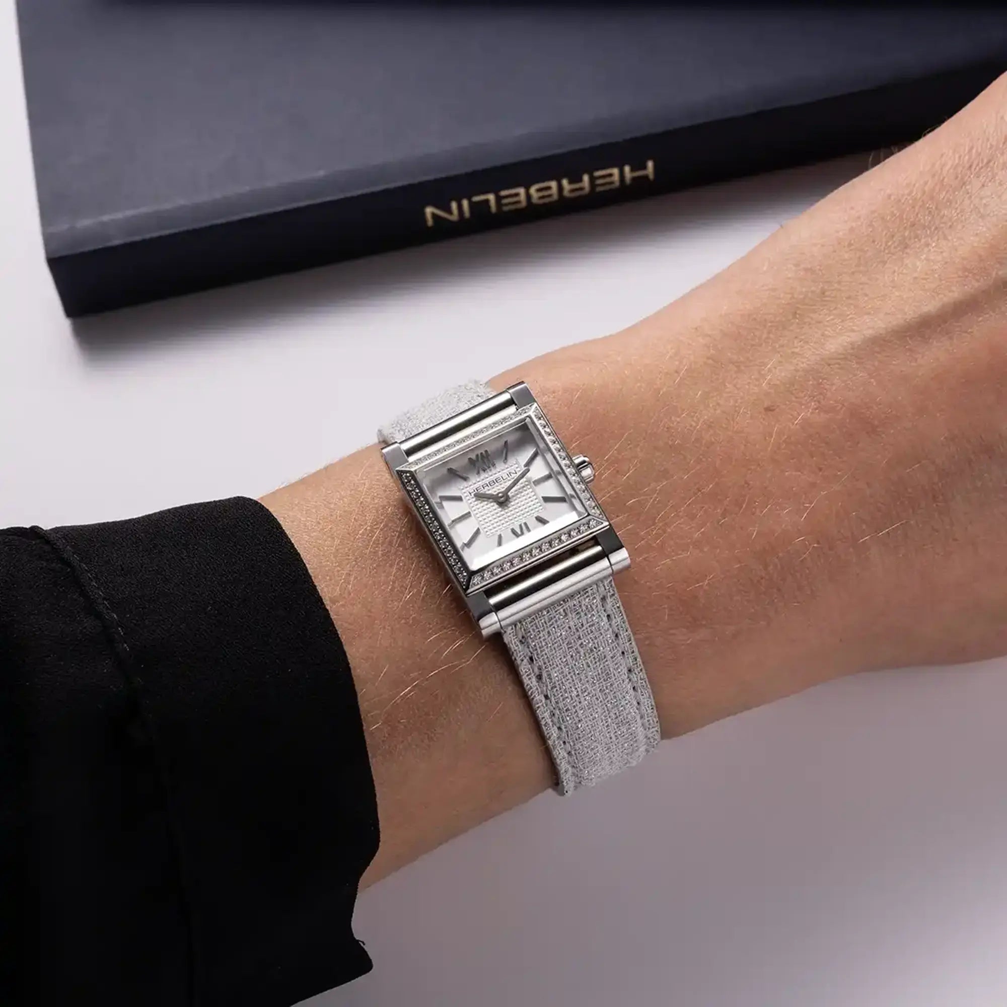 ⁣⁢Bracciale indossato al polso, lino visibile⁤⁣