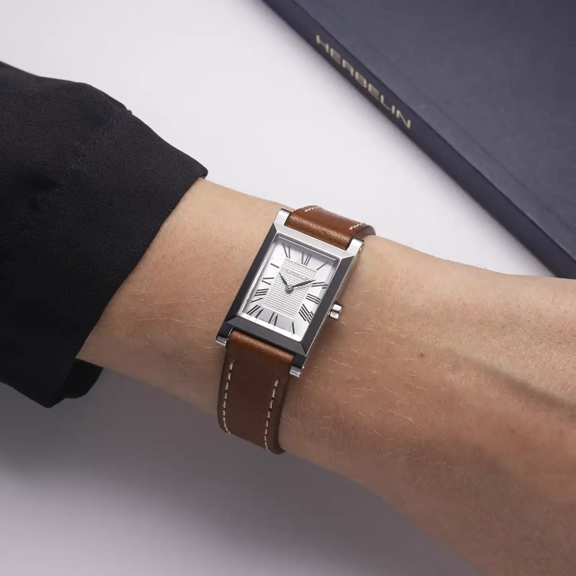 Bracelet porté au poignet féminin, cuir visible