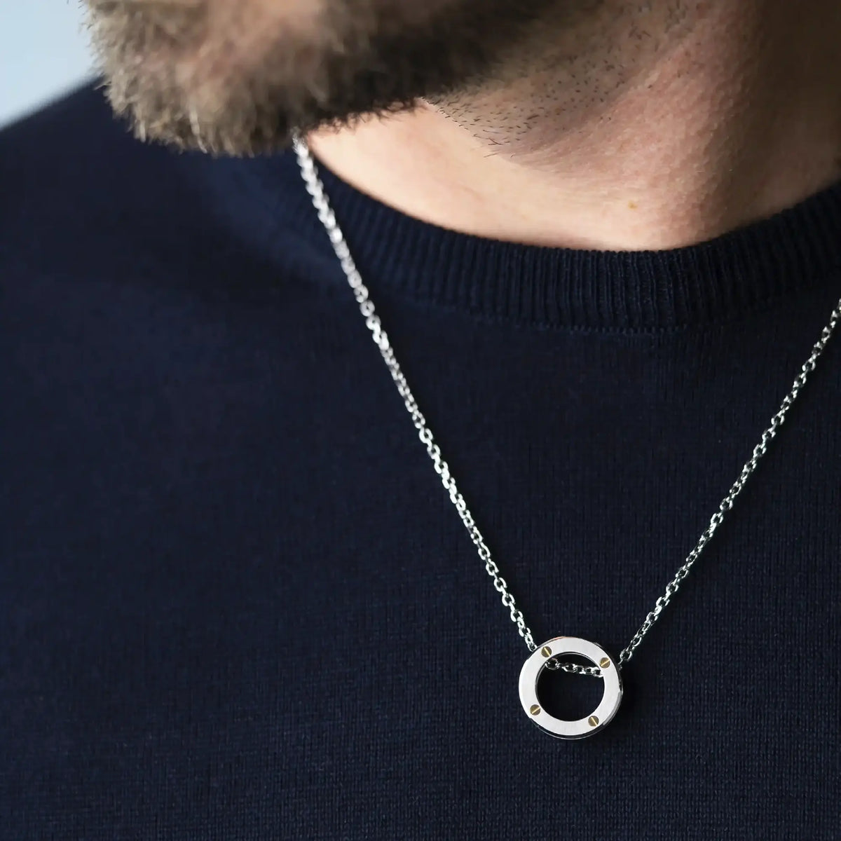 Collier porté autour du cou masculin, acier visible