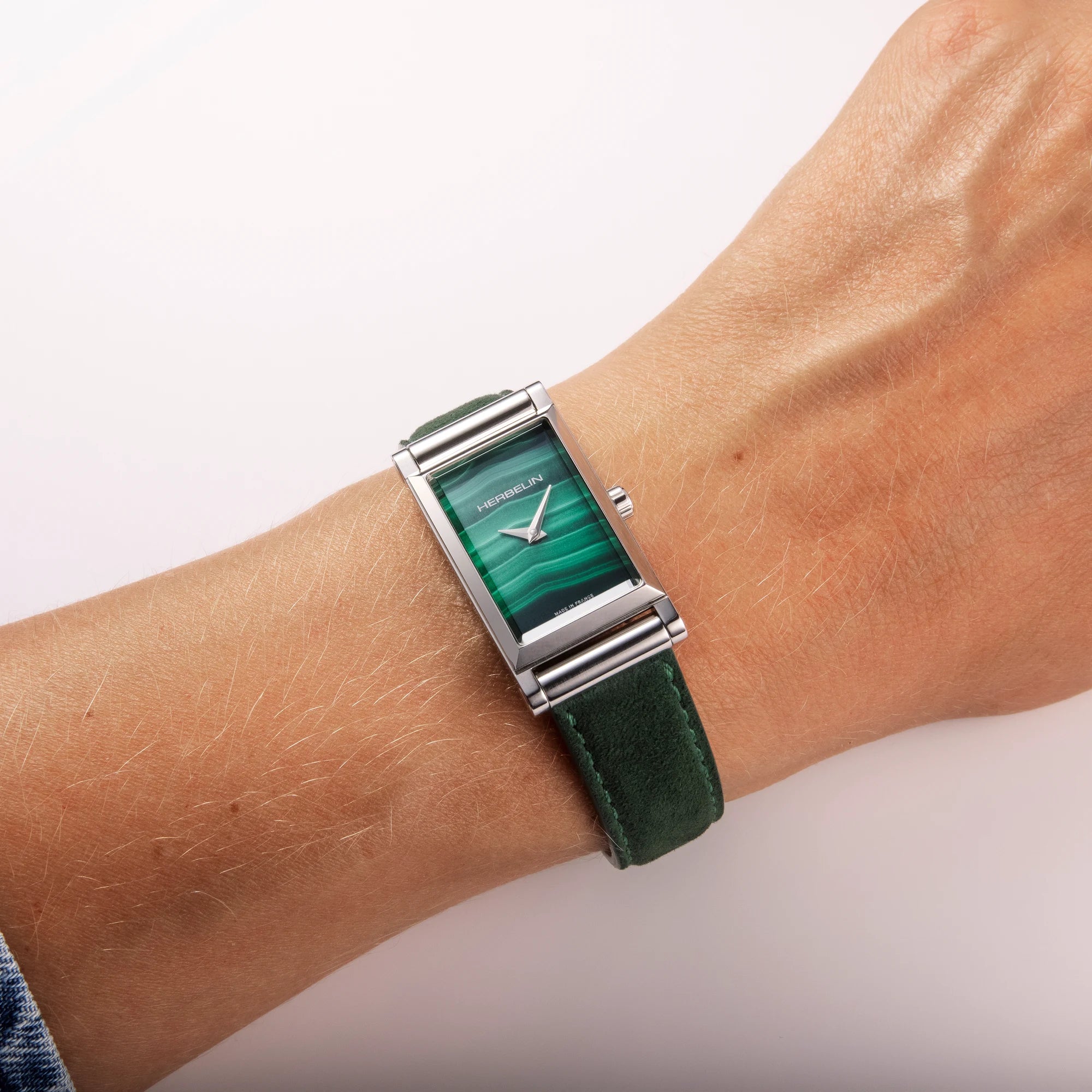 ⁣⁢Til det feminine håndled, urskive i malakit og grønt læderarmbånd ses⁤⁣