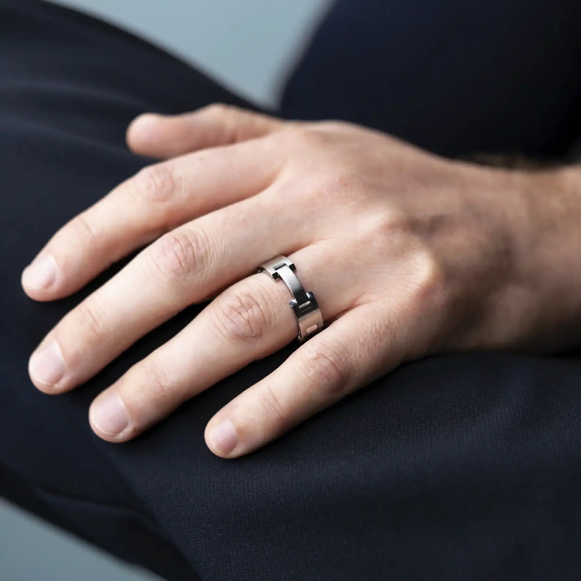 ⁣⁢Ring båret på en mandsfinger, stål synligt⁤⁣