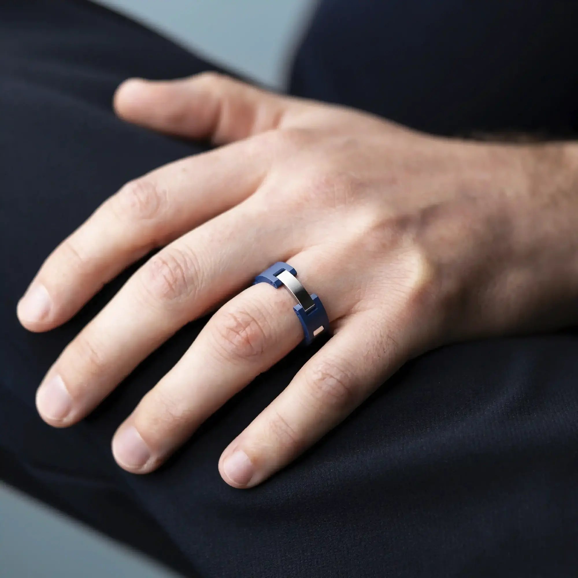 ⁣⁢Ring båret på en mandsfinger, keramik synligt⁤⁣