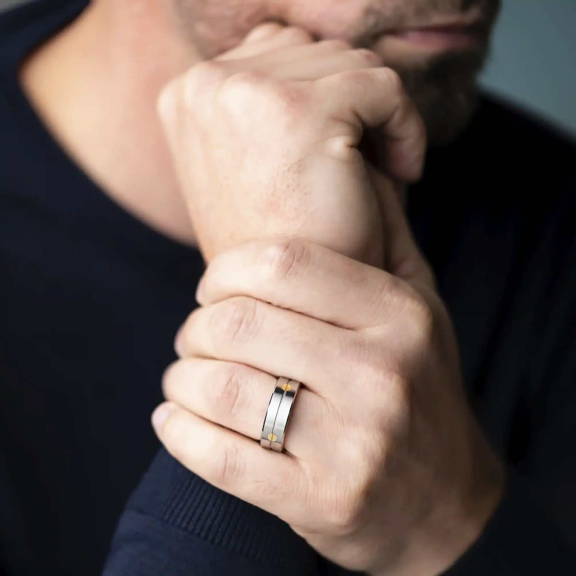 ⁣⁢Ring båret på en mandsfinger, stål synligt⁤⁣