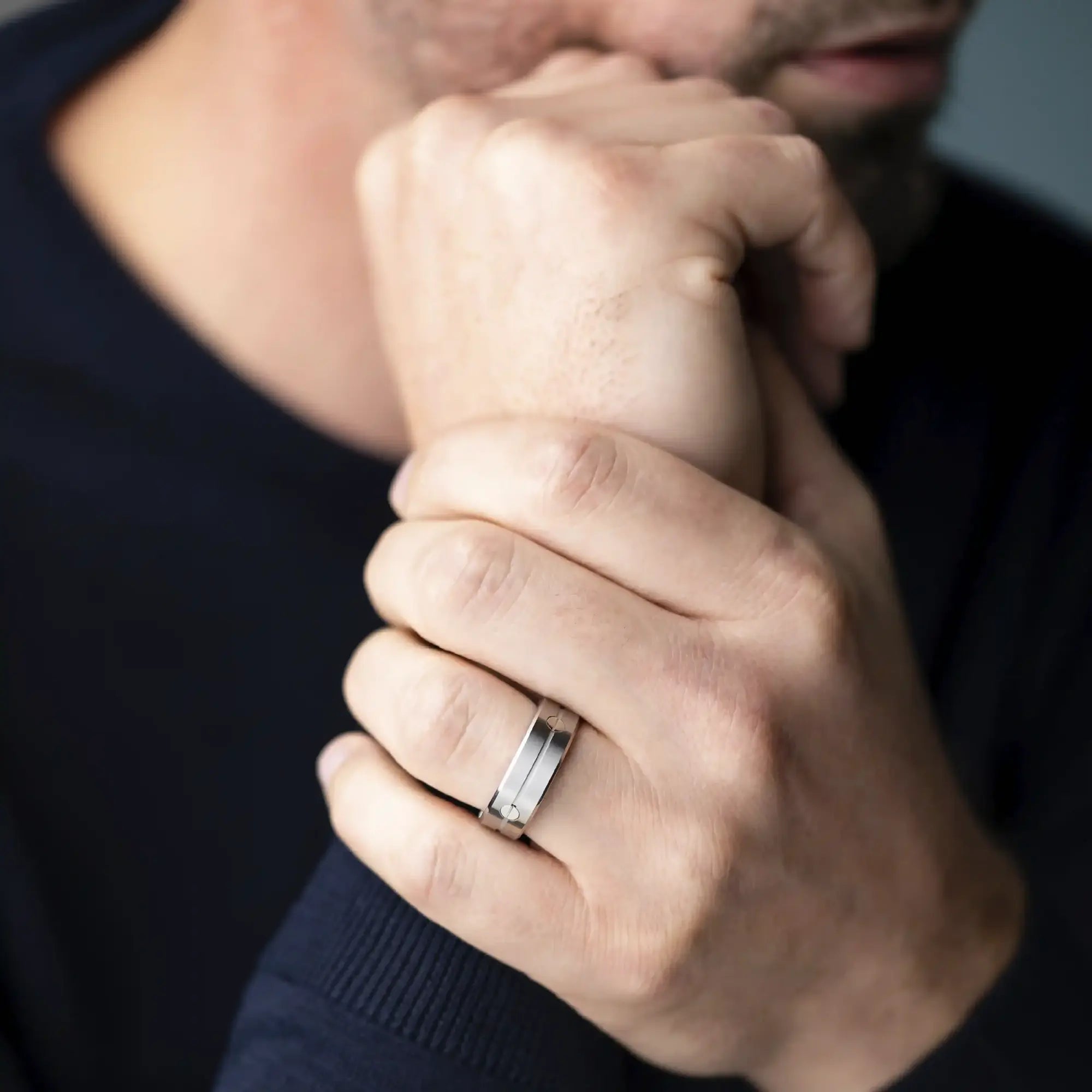 ⁣⁢Ring båret på en mandsfinger, stål synligt⁤⁣