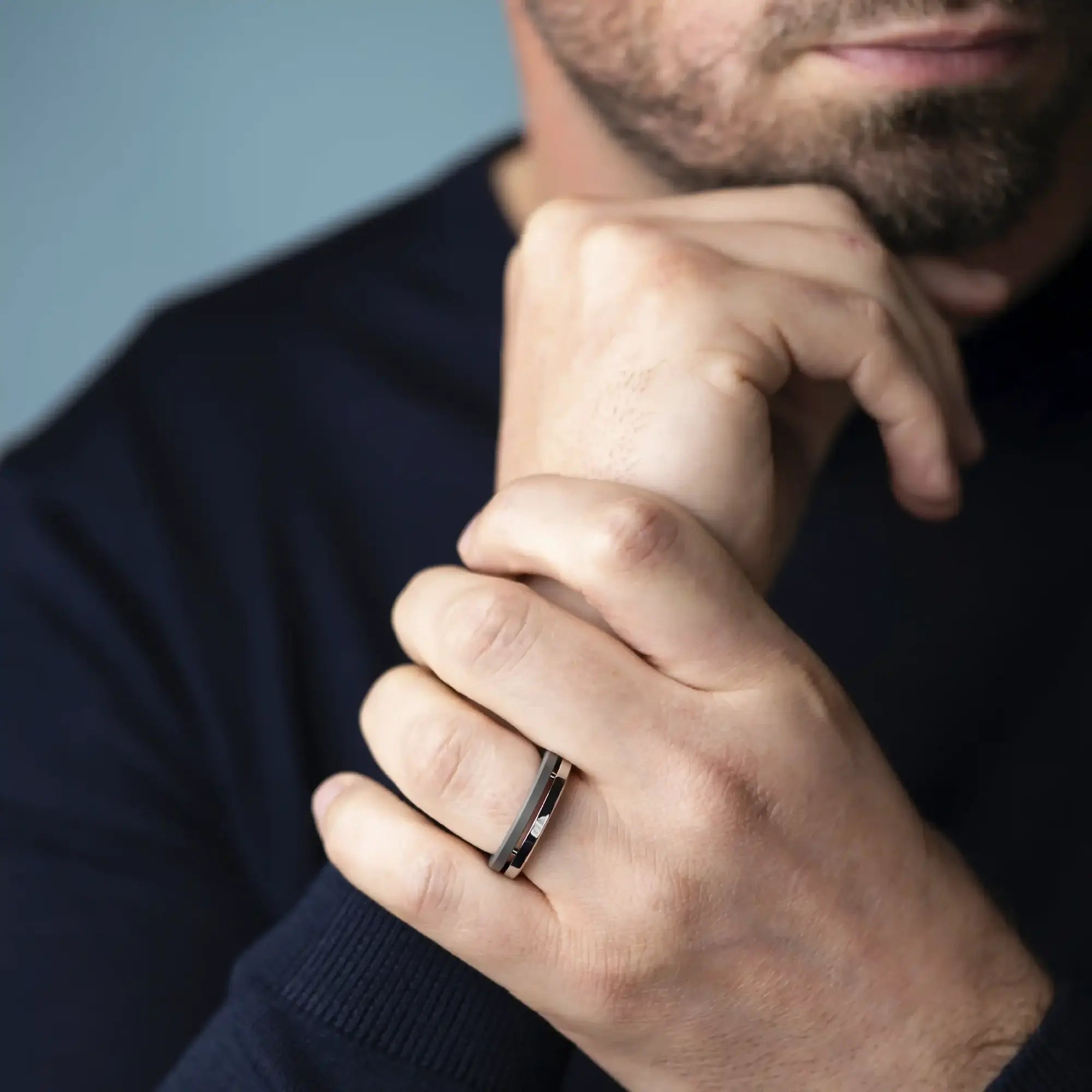 ⁣⁢Ring båret på en mands finger, titanium synlig⁤⁣