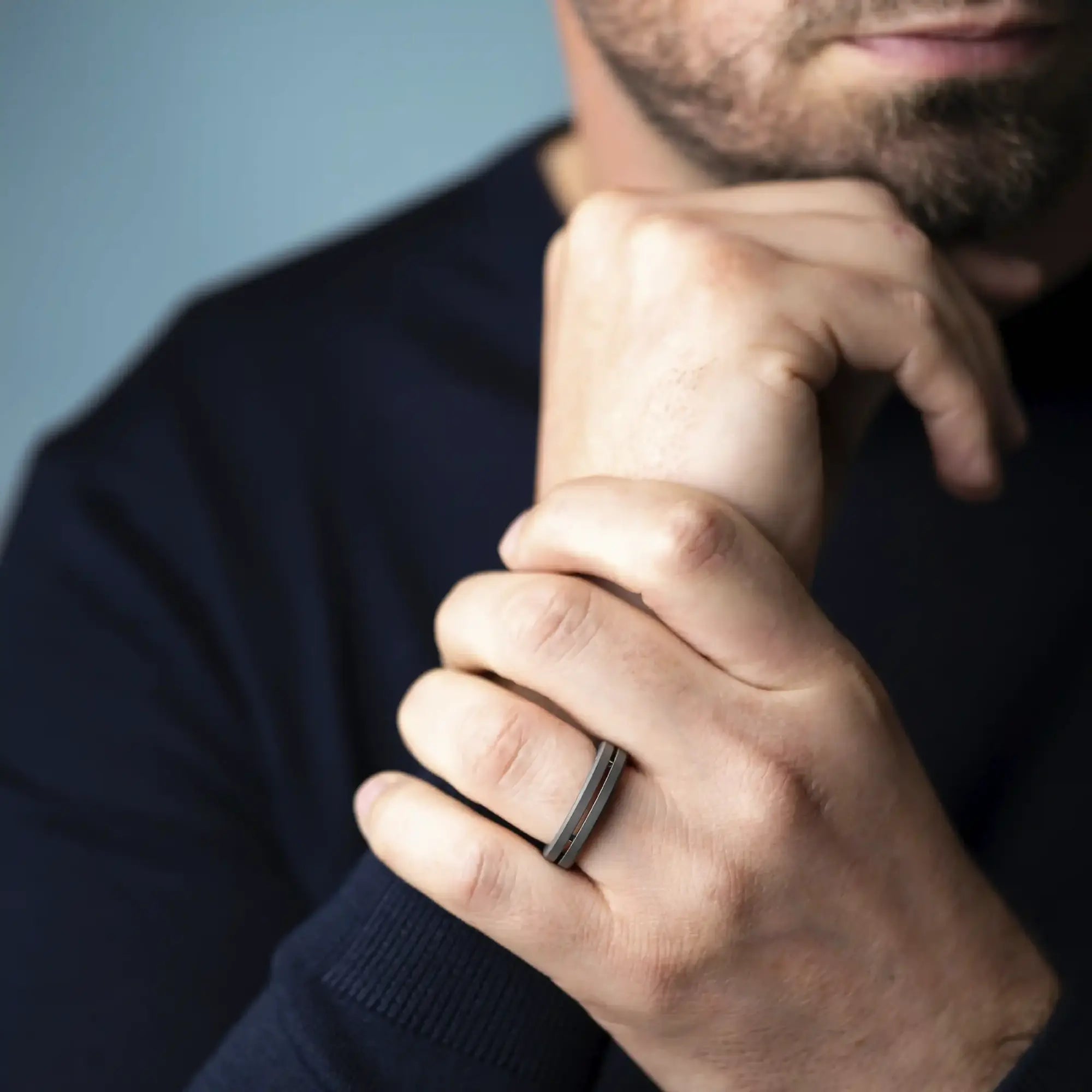 ⁣⁢Ring båret på en mands finger, titanium synlig⁤⁣