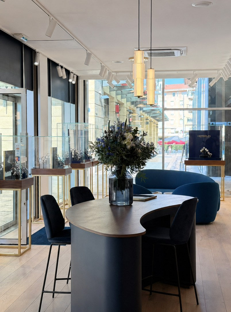 Boutique HERBELIN Aix-en-Provence : table de présentation et vitrines