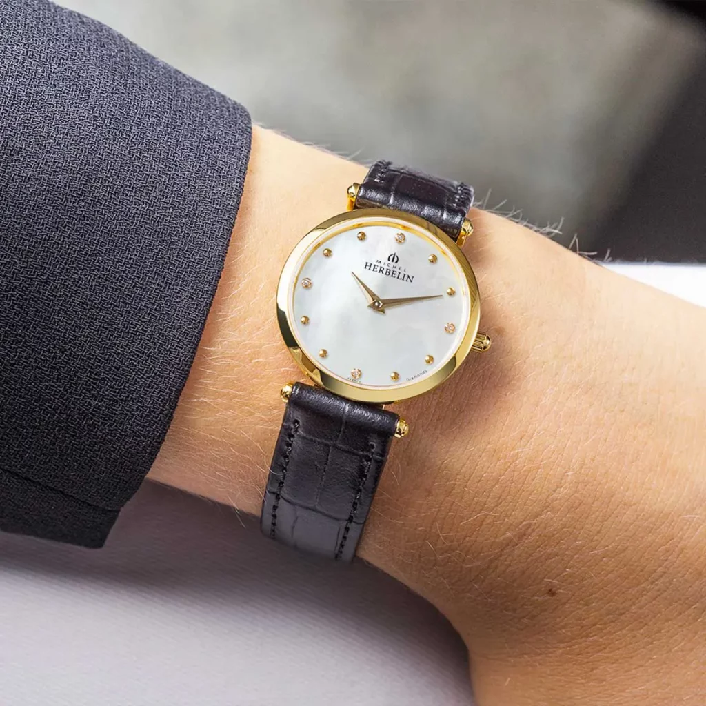 montre herbelin cadran nacre bracelet cuir facon croco noir femme élégant intemporel