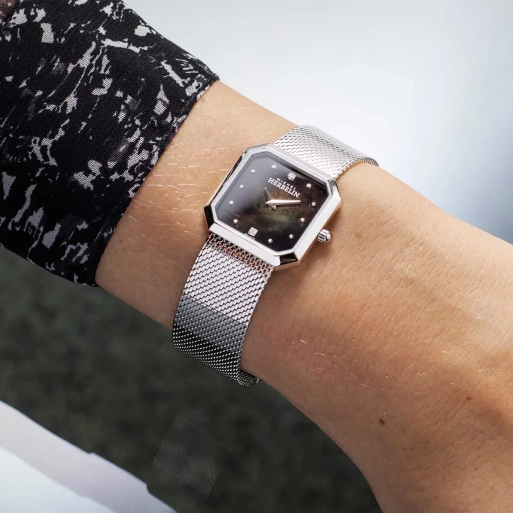 porte montre herbelin octogone formes geometriques acier cadran nacre noire