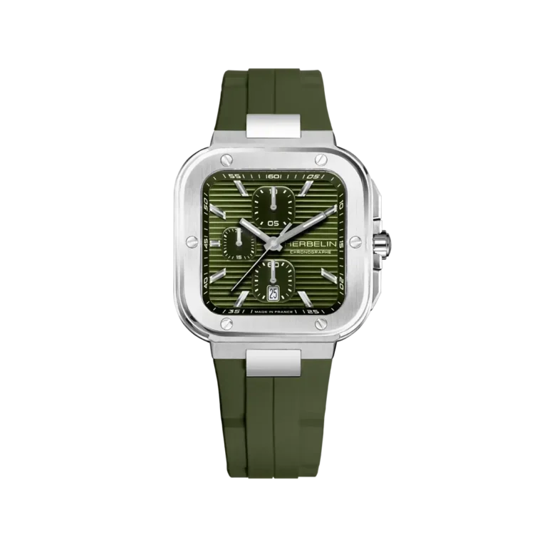 Montre Cap Camarat chronographe Herbelin avec cadran vert olive à trois compteurs, boîtier acier et bracelet caoutchouc assorti, affichage date à six heures