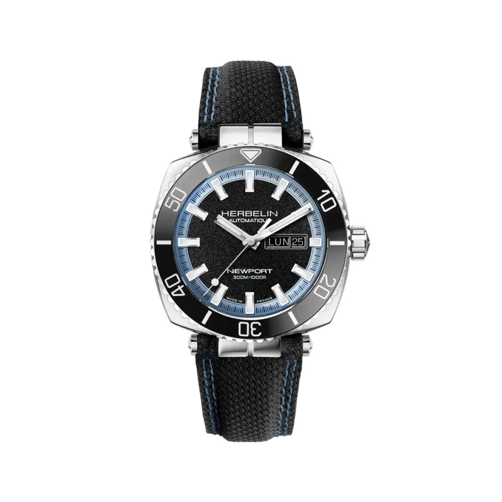 Montre Herbelin Newport automatique noire avec lunette tournante et bracelet tissu noir surpiqué bleu – cadran grainé et aiguilles luminescentes vue de face sur fond noir
